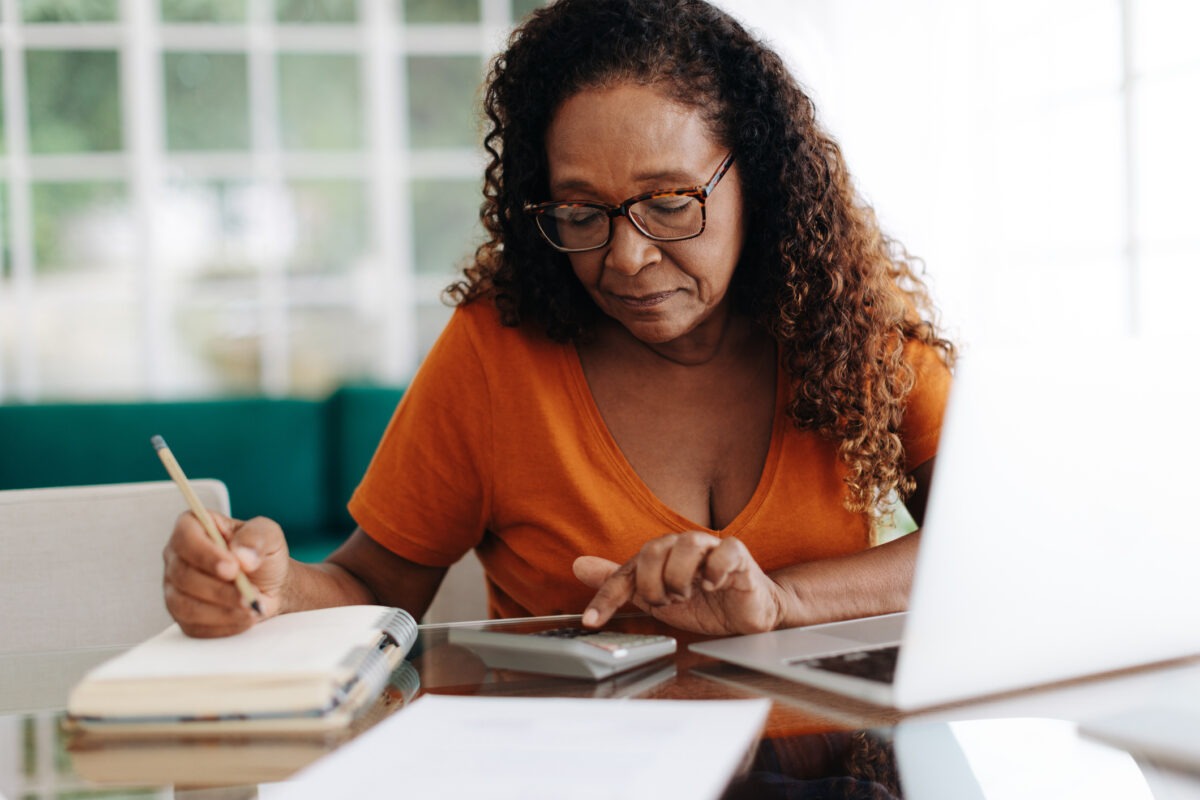 Agosto Lilás: educação financeira como forma de proteção para as mulheres